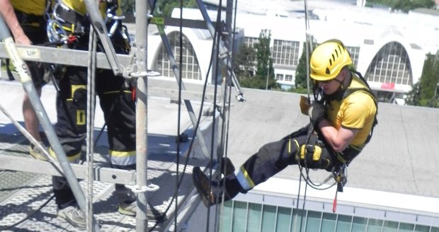 Neskuteční vozíčkáři: Slaňovali 35 metrů ze střechy hotelu Voroněž