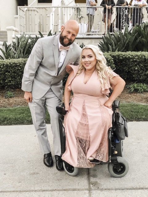 Žena upoutaná na invalidní vozík našla lásku na Tinderu
