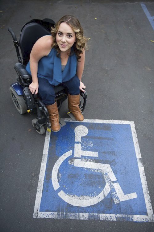 Tato žena z Kalifornie trpí od dětství artrogrypózou a je odkázána na invalidní vozík.