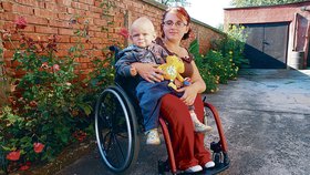 Maminka Petra a její malý syn Viktor. I kvůli němu bojuje o nový invalidní vozík