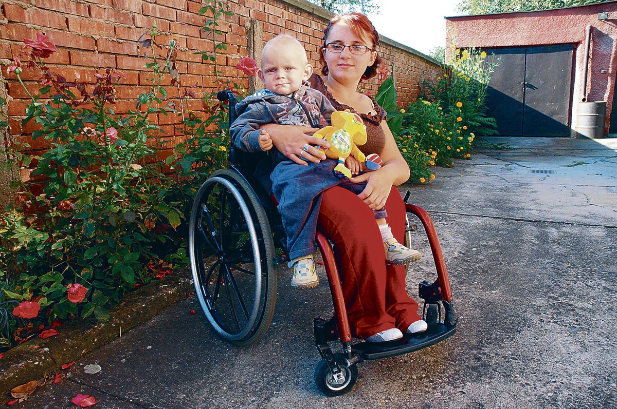 Maminka Petra a její malý syn Viktor. I kvůli němu bojuje o nový invalidní vozík