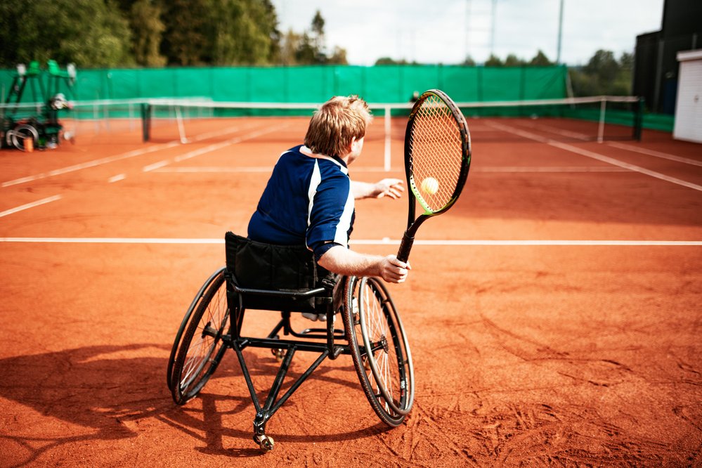 Existuje mnoho sportů, které se dají dělat i na vozíku. Život je ale kvůli nemožnosti stát na vlastních nohou omezený