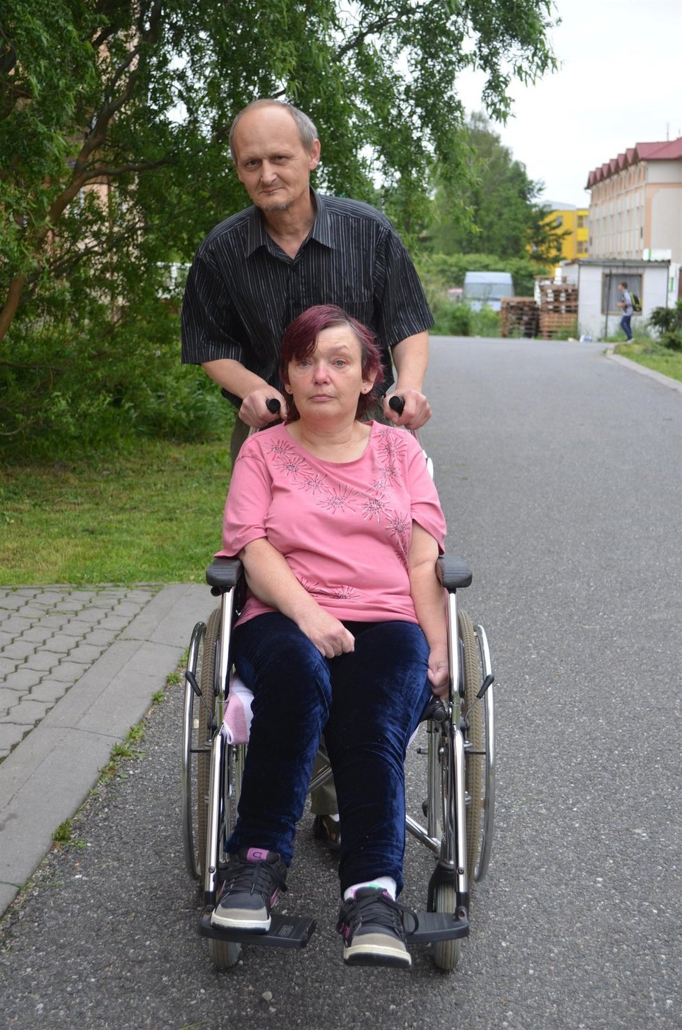 Invalidní vozík, který Vlaďka používá, jí deformuje páteř.