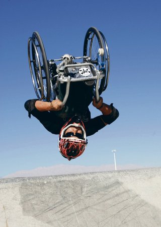 Pro mladíka na invalidním vozíku není salto vzad žádný problém