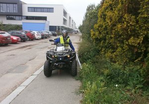 Více než 40 kilometrů najezdí každý týden kvůli odklízení psích bobků v Brně - sever pracovník na čtyřkolce s vysavačem.