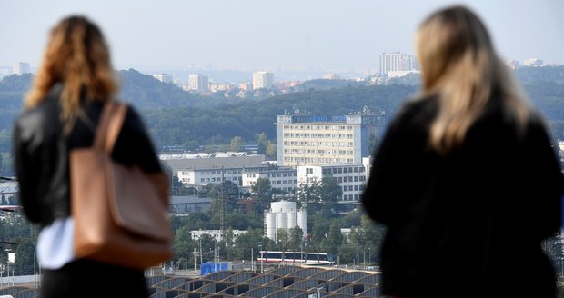 Hala tramvajové vozovny v pražském Hloubětíně před odstřelem 24. srpna 2019. Budova měla v havarijním stavu střechu o rozloze 150 krát 100 metrů, která byla neopravitelná.