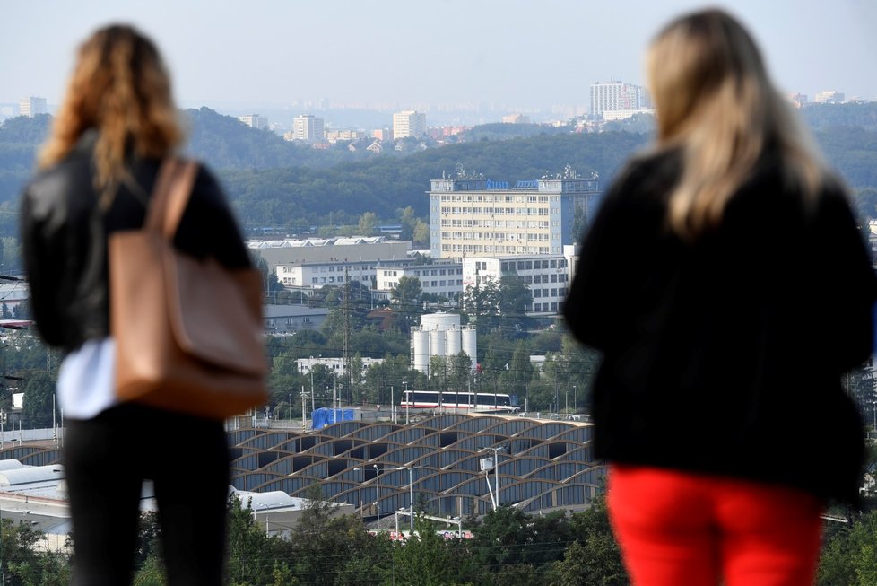 Hala tramvajové vozovny v pražském Hloubětíně před odstřelem 24. srpna 2019. Budova měla v havarijním stavu střechu o rozloze 150 krát 100 metrů, která byla neopravitelná.