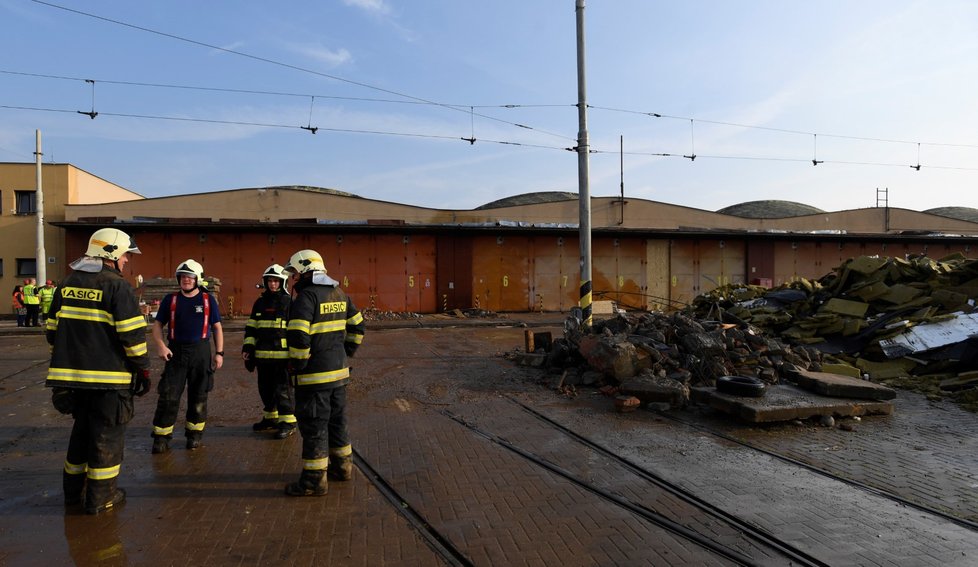 Hala tramvajové vozovny v pražském Hloubětíně před odstřelem 24. srpna 2019. Budova měla v havarijním stavu střechu o rozloze 150 krát 100 metrů, která byla neopravitelná.