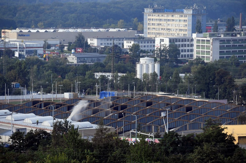 Hala tramvajové vozovny v pražském Hloubětíně 24. srpna 2019. Budova měla v havarijním stavu střechu o rozloze 150 krát 100 metrů, která byla neopravitelná.