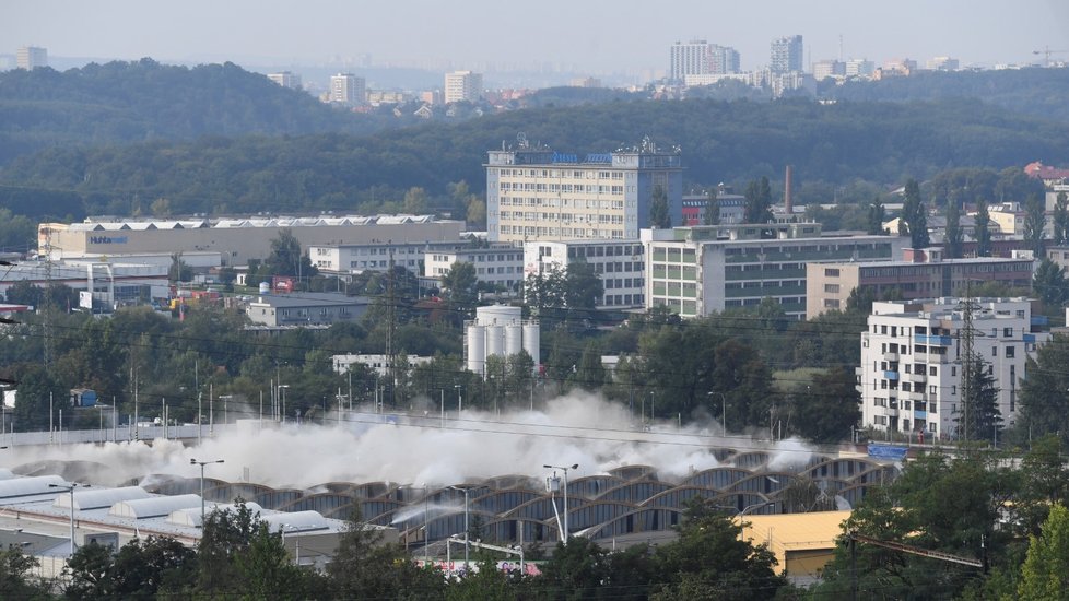 Hala tramvajové vozovny v pražském Hloubětíně 24. srpna 2019. Budova měla v havarijním stavu střechu o rozloze 150 krát 100 metrů, která byla neopravitelná.