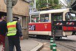 Při výjezdu ze strašnické vozovny vykolejila tramvaj. Událost se obešla bez zranění.