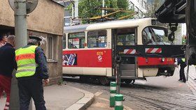 Lapálie na kolejích. Tramvaj při výjezdu ze strašnické vozovny vykolejila