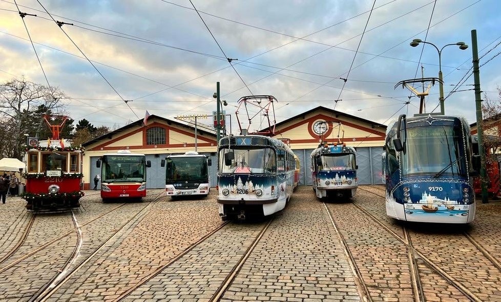 Vánoční flotila pro rok 2022 je připravena vyrazit do pražských ulic. (26. listopad 2022)