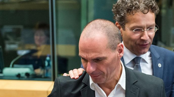 Vpředu řecký ministr financí Janis Varufakis, za ním šéf euroskupiny Jeroen Dijsselbloem z Nizozemska