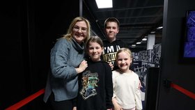 Náš tým prehistorických badatelů, redaktorka Kateřina s Karolínou, Kryštofem a Kačkou.