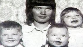 Vrahovy oběti: Paul Ralph a jeho sestry Dawn (vpravo) a Samantha (uprostřed). Identita nejstarší postavy není známa.