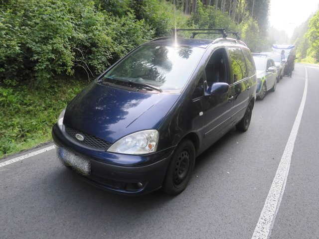 Policie zadržela nebezpečného piráta. Odsouzený vrah najížděl do lidí.