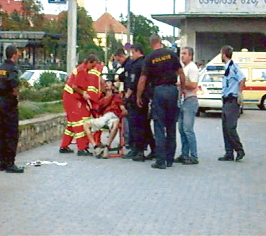 Postřelený sériový vrah Roman Postl po přestřelce s policisty.