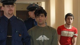 Vladimír Giňa a jeho syn před 10 lety u soudu, který je poslal do vězení