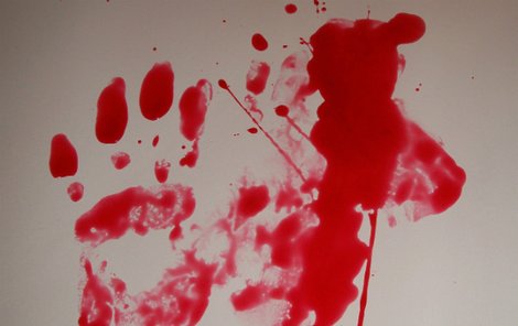 Vrah maloval krví svých obětí vedle mrtvol obrazce a znaky, hlavně hvězdy a šípy.