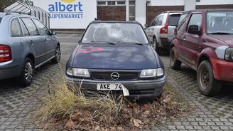 Odtáhnout odstavené autovraky bude snazší. Podívejte se na opuštěné vozy v ulicích Prahy