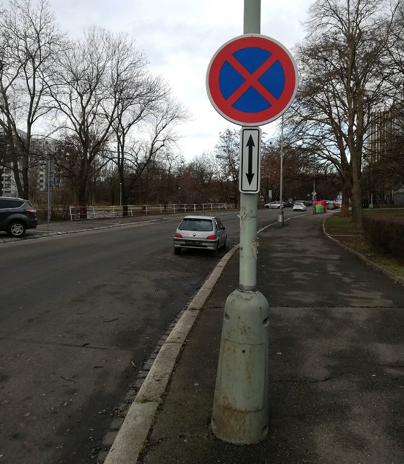 Ani vrak za značkou Zákaz zastavení nelze jen tak odtáhnout, pokud se dá objet a nebrání tedy provozu. To je pikantní ve srovnání s modrými zónami, odkud vás v klidu odtáhnou. Co kdyby chtěl abonent zaparkovat?