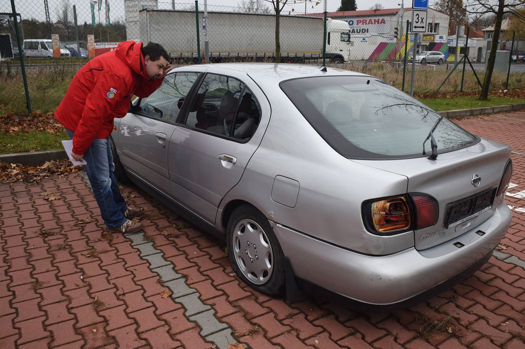 Oblíbeným odkladištěm šrotu jsou pražská parkoviště P+R. Jako tohle v Běchovicích.