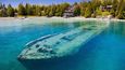 Velkou atrakcí pro potápěče a šnorchlaře je vrak lodi Sweepstakes, která roku 1885 utrpěla takové škody, že už byla neopravitelná. Byla dotažena ke břehům poblíž kanadského města Tobermory, kde je dodnes lákadlem pro turisty.