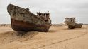 U Aralského jezera je celé pohřebiště lodí. Opuštěné vraky zůstaly uvízlé v písku pouště vzniklé při jeho vysychání.