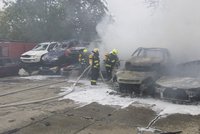 V Kunraticích hořely vraky aut: Hasiči do práce povolali jeřáb, aby je od sebe odtrhnul
