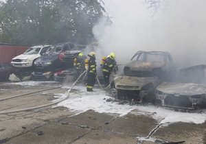 V Kunraticích hořely autovraky.