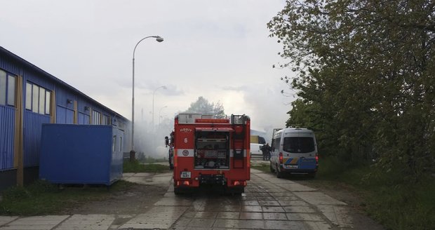 V Kunraticích hořely autovraky.