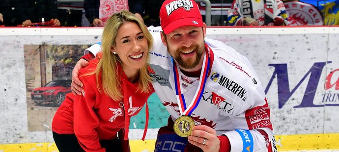 Jeden z nejlepších extraligových hokejistů Petr Vrána tragicky přišel o manželku Lindsey.