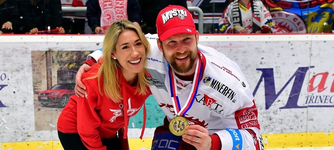 Jeden z nejlepších extraligových hokejistů Petr Vrána tragicky přišel o manželku Lindsey.