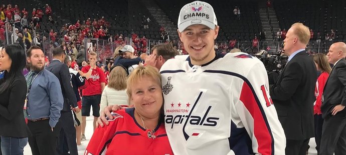 Hokejista Jakub Vrána s maminkou
