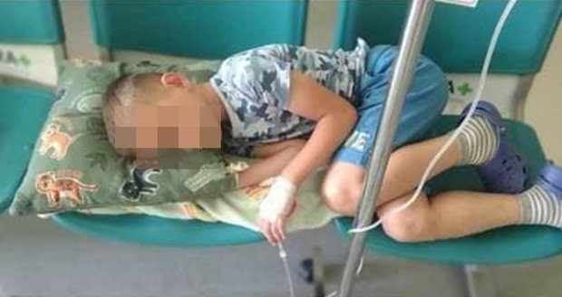Porušení předpisů ve vranovské nemocnici: Malému chlapci dali kapačku na židli v čekárně.