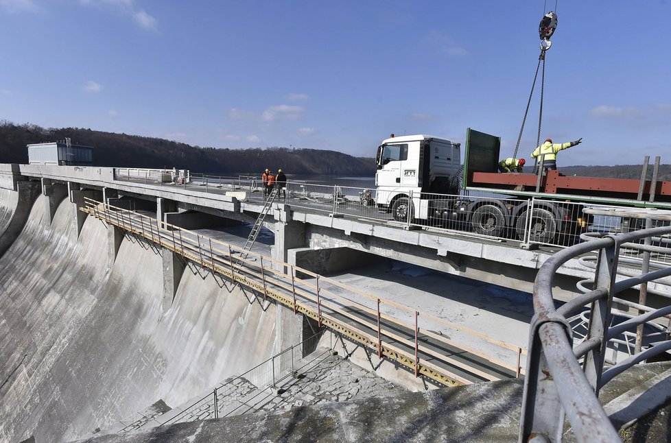 Stavebníci už z rekonstruované koruny hráze Vranovské přehrady na Znojemsku odstranili silnici a nyní se chystají demontovat mostní část. Opravy vyjdou zhruba na 58 milionů korun. Práce jsou rozvržené na více než dva roky a dotknou se dvou letních sezon.