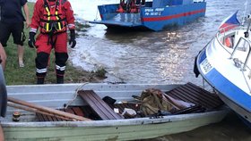 Pramice, kterou se plavila čtyřčlenná rodina po Vranovské přehradě. Nebýt pohotových policistů se člunem, mohlo dojít k tragédii.