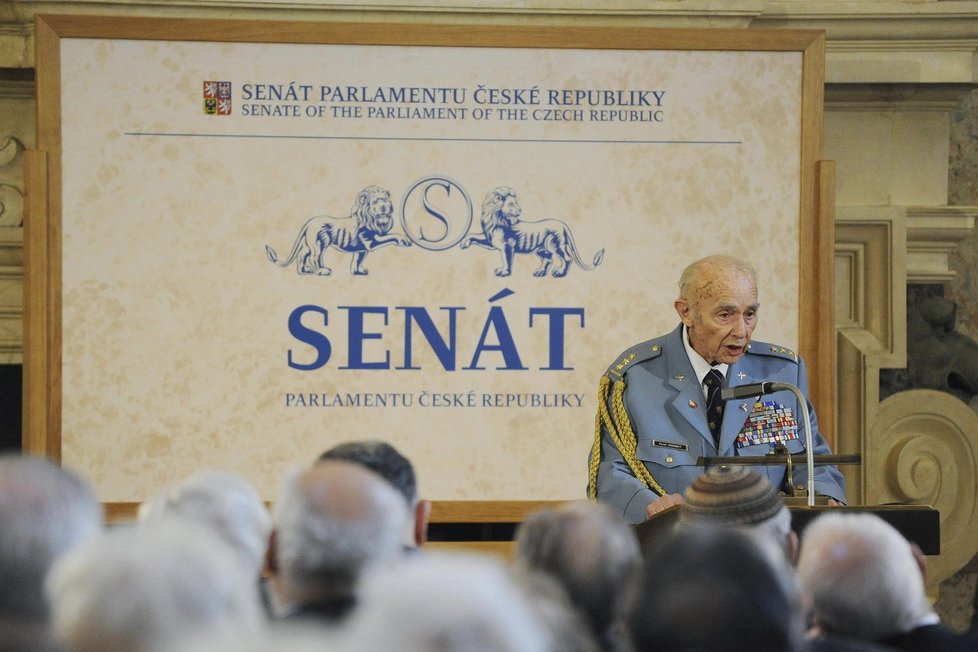 Válečný veterán Pavel Vranský, který bojoval na různých bojištích druhé světové války během návštěvy senátu.