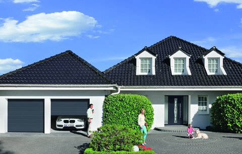 Moderní garážová vrata se zahradními boxy Hörmann čekají na zákazníky v Akci roku