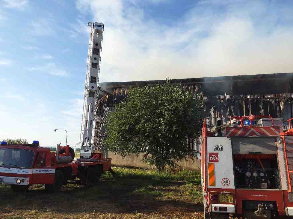 S požárem slámy v hale ve Vratěníně na Znojemsku bojovali hasiči dlouhých 19 hodin.