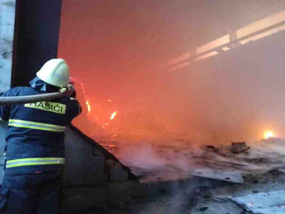 S požárem slámy v hale ve Vratěníně na Znojemsku bojovali hasiči dlouhých 19 hodin.