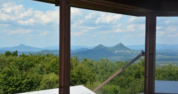 Výhled z rozhledny na Vrátenské hoře