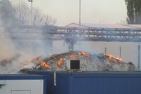 Černý dým nad Ostravou: Z hořícího odpadu měli lidé atrakci zdarma