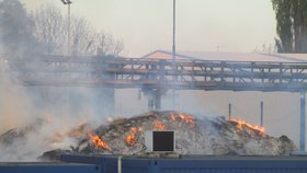 Hasiči likvidovali požár separovaného odpadu ve Vratimově.