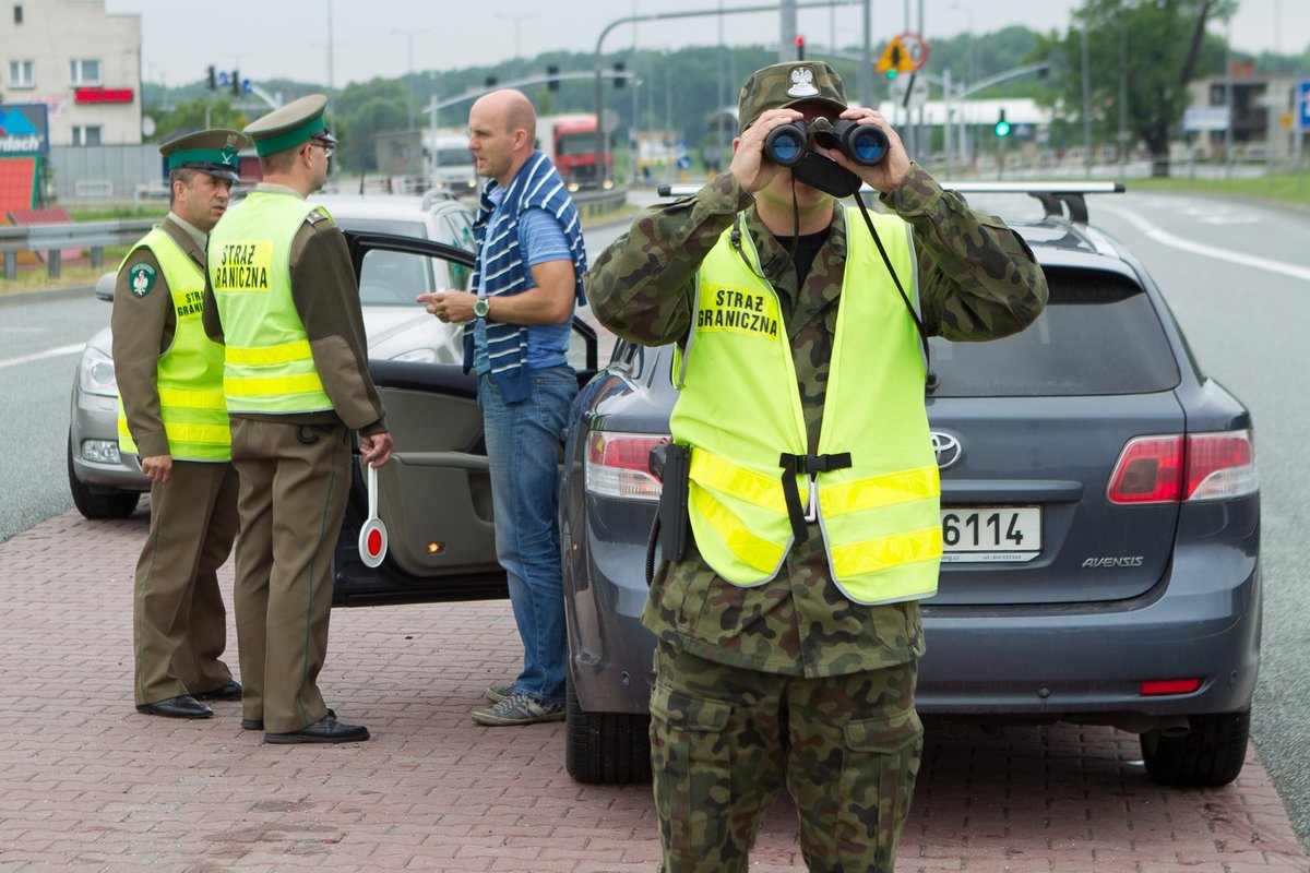 Pokud se vám podaří zaparkovat tam, kde jste neměli, jsou policisté ve Vratislavi rychlí jako český záložník Petržela – dopředu je to fofr, zpátky loudání. Botičku máte na kole v cuku letu, ale na sundání za 600 Kč čekáte i 90 minut.