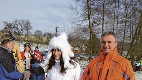 Kancléř Mynář na zimní procházce s Alexandrou Noskovou. Vilu v Praze koupil pro sebe a svou těhotnou partnerku.
