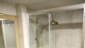 Mynářův dům pod Hradem: Součástí koupelen je povětšinou sprchový kout.