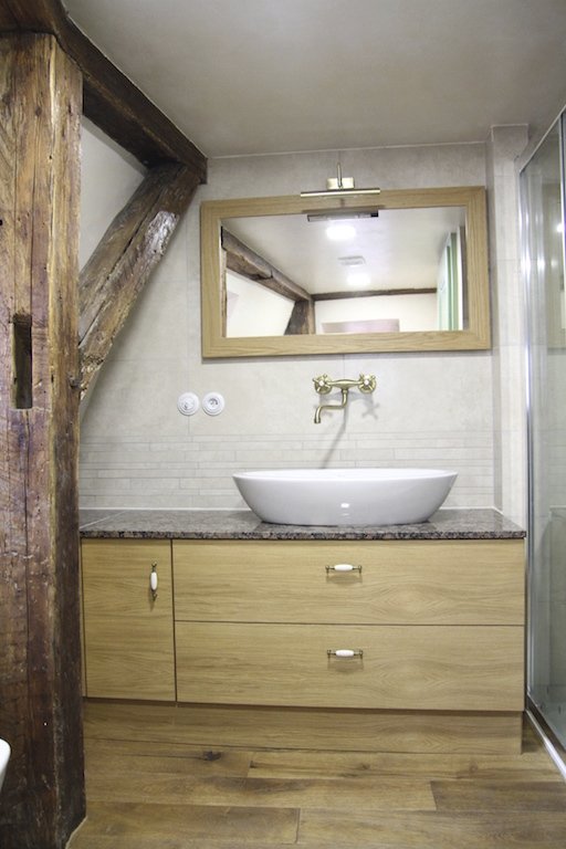 Mynářův dům pod Hradem: Koupelna vypadá luxusně. V šesti bytech je po jedné, v dalších dvou jsou koupelny dvě. I s vanou.