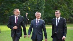 Zemanovi věrní: tajemník Jaroslav Hlinovský, kancléř Vratislav Mynář a mluvčí Jiří Ovčáček